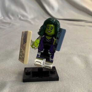 Marvel - Lego - She Hulk - Green-Haired Female Minifigure with Purple Outfit